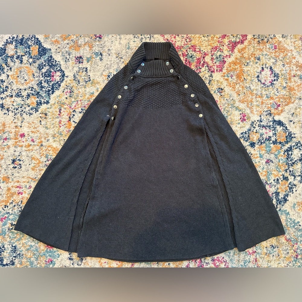 G.I.L.I. Gray Sweater Poncho / Cape with Snap Button Details. M/L